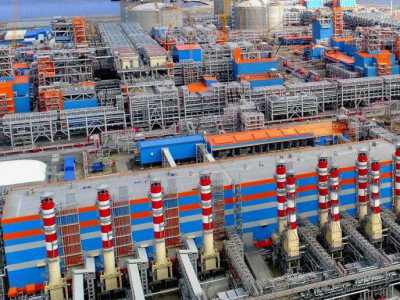 Il gas una volta estratto dai pozzi arriva alle turbine che fanno girare un alternatore collegato a dei trasformatori che producono energia elettrica per la struttura